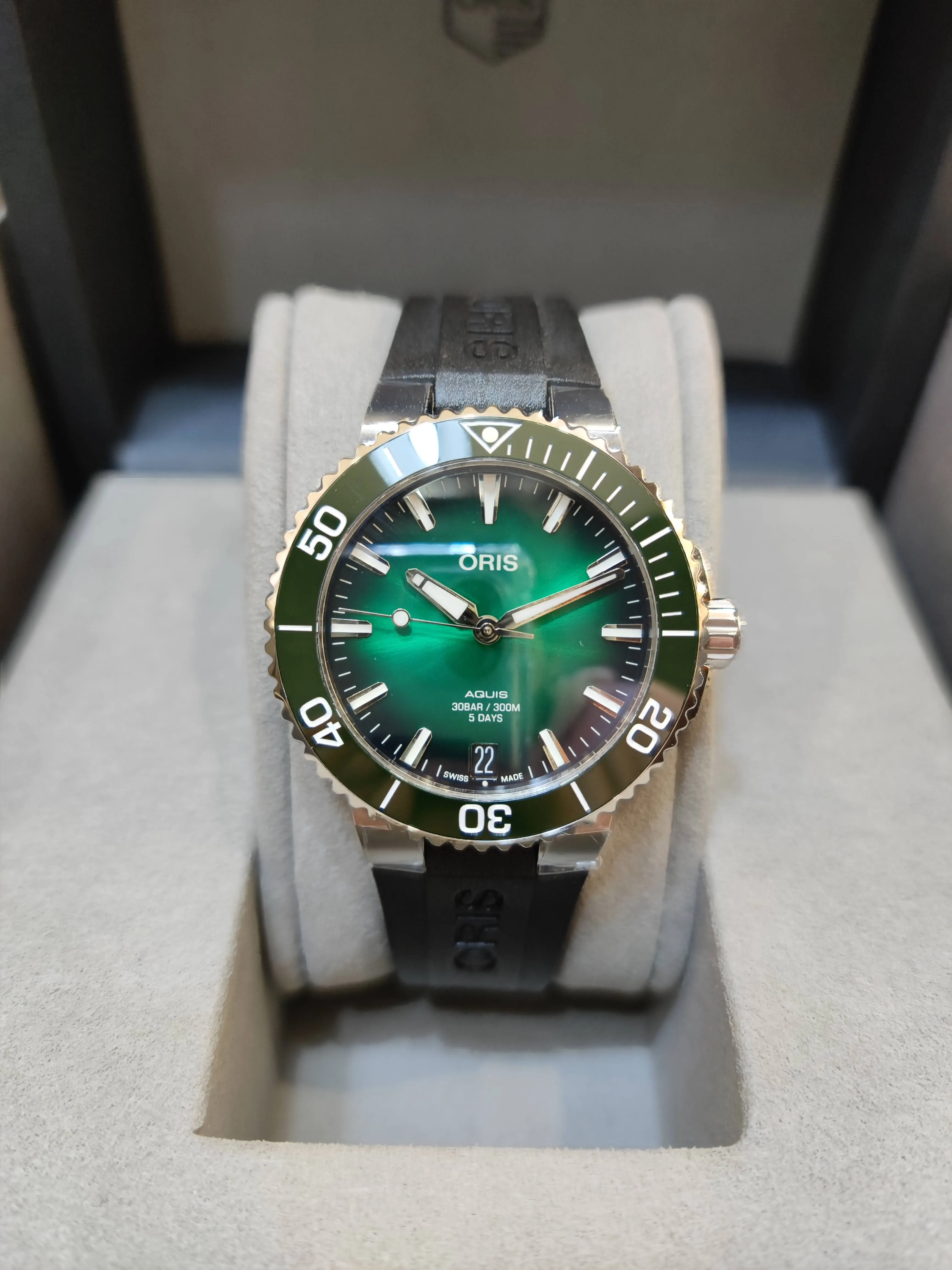 Aquis Date Calibre 400