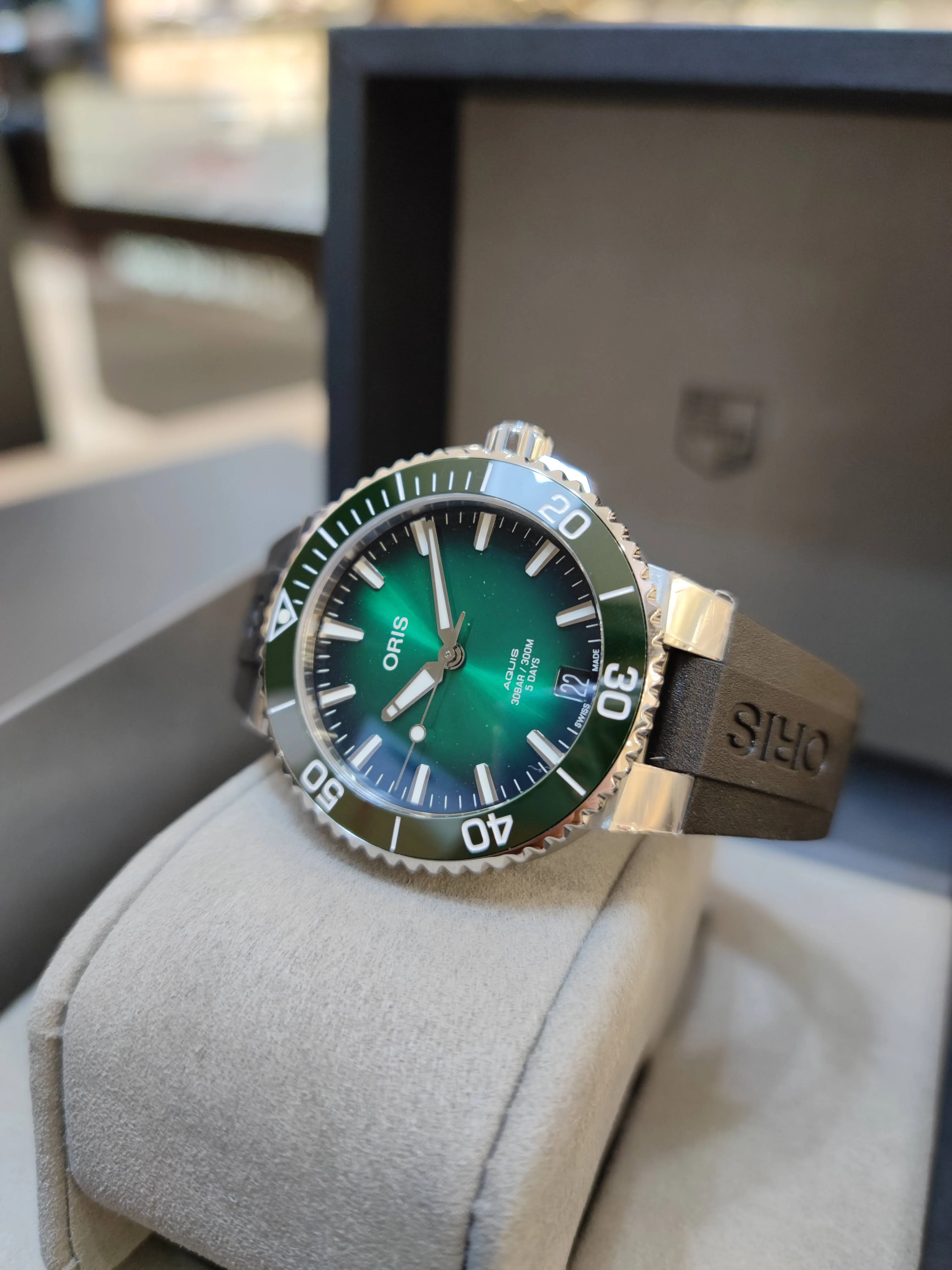Aquis Date Calibre 400