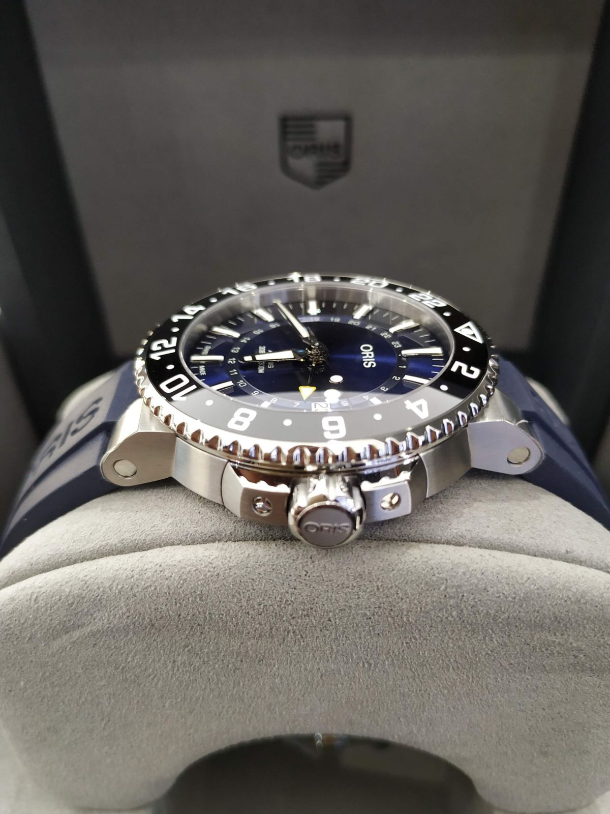 Aquis GMT Date