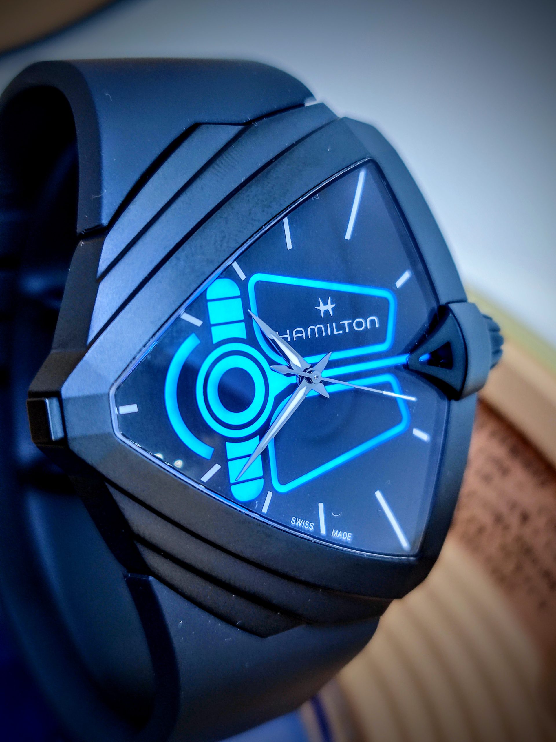 HAMILTON VENTURA XXL BRIGHT DUNE SPECIAL EDITION Quartz